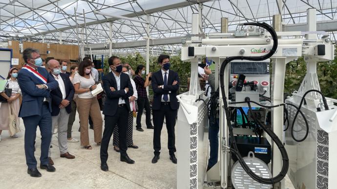 Julien Denormandie et Cédric O visitent les locaux des start-ups UV-Boosting et NeoFarm.