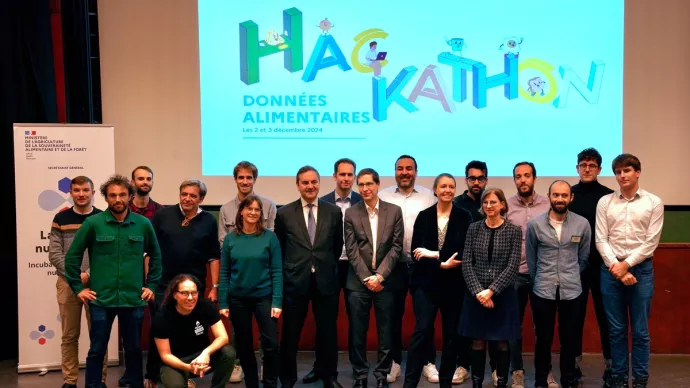 Les lauréats et les membres du jury du Hackathon Données Alimentaires