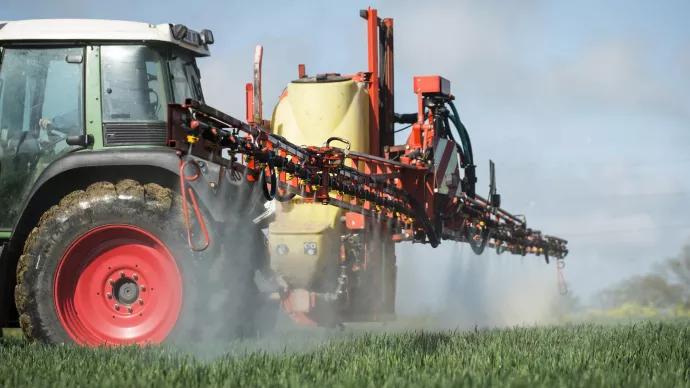  Tracteur pulvérisant dans une parcelle de blé.