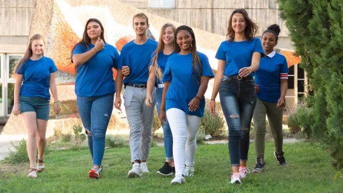 Elèves de l'enseignement agricole marchant